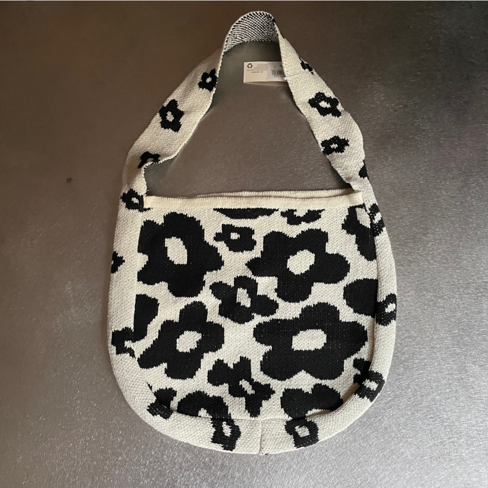 Knit Flower Shoulder Bag in Black & White, NWT. - Picture 1 of 16